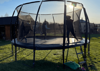 dzieci skaczące na trampolinie